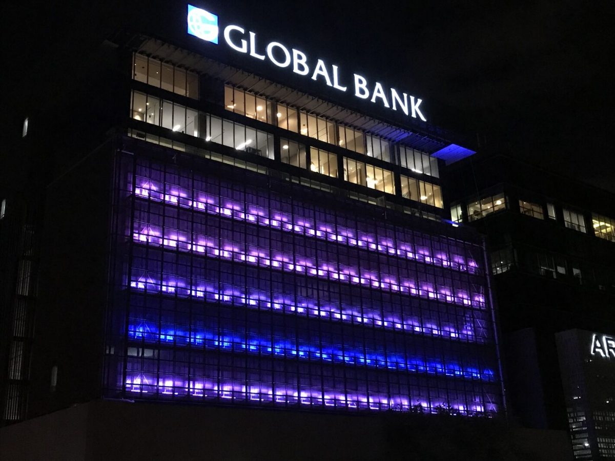 Iluminación de Celosias del Global Bank Santa María